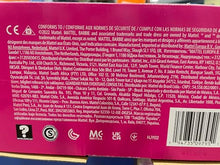 Carica l&#39;immagine nel visualizzatore di Gallery, Barbie - Bambola grande con capelli biondi, alta 71 cm con abito rosa scintillante, collana, fermaglio per capelli e tanti accessori, giocattolo per bambini, 3+ anni, HJY02