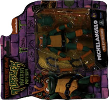 Carica l&#39;immagine nel visualizzatore di Gallery, Giochi Preziosi - Michelangelo Tartarughe Ninja Caos Mutante, Michelangelo in versione Action Figure Base Articolata da 12 cm, Personaggio con Armi da Combattimento, Per Bambini dai 4 anni