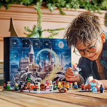 Carica l'immagine nel visualizzatore di Gallery, LEGO Harry Potter Calendario dell'Avvento 2025 per Bambini e Bambine da 7 Anni - Gioco per il Conto alla Rovescia di Natale con 24 Sorprese tra cui 8 Minifigure e Mini Modelli - Idea Regalo - 76456