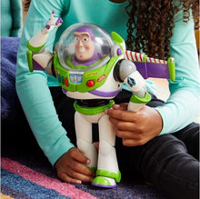 Carica l'immagine nel visualizzatore di Gallery, Disney Store Action figure parlante interattiva di Buzz Lightyear di Toy Story, 30 cm/11", con più di 10 frasi in inglese, interagisce con altri personaggi e giocattoli, luci laser, età 3+