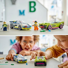 Carica l'immagine nel visualizzatore di Gallery, LEGO City Inseguimento della Macchina da Corsa, Set con 2 Modellini di Auto da Costruire della Polizia, Giocattolo per Bambini e Bambine da 6 Anni in su con Veicolo di Emergenza e 2 Minifigure 60415
