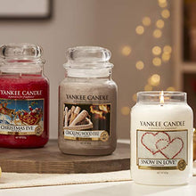 Carica l'immagine nel visualizzatore di Gallery, Yankee Candle Candela profumata in giara grande | Amore invernale | Durata Fino a 150 Ore