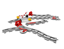 Carica l&#39;immagine nel visualizzatore di Gallery, LEGO DUPLO Binari Ferroviari, Giochi per Bambini e Bambine in Età Prescolare da 2-5 Anni con Mattoncino Sonoro e Passaggio a Livello per Ampliare un Percorso del Treno, Giocattoli Educativi 10882