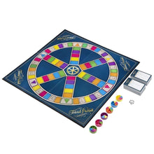 Carica l'immagine nel visualizzatore di Gallery, Hasbro Gaming Trivial Pursuit Classico, Gioco da Tavola per Famiglie da 2 a 6 Giocatori con 400 Carte, 1 Dado e 6 Diagra