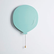Carica l'immagine nel visualizzatore di Gallery, Lights4fun Applique a Palloncino Verde con 13 LED Bianchi Caldi a Pile Luce Notturna per Camerette dei Bambini Arredo In