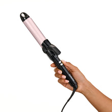 Carica l'immagine nel visualizzatore di Gallery, BaByliss Ferro arricciacapelli 32mm, Satin Touch, 10 temperature, riscaldamento rapido, supporto integrato, Nero e rosa,