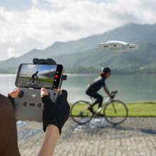 Carica l&#39;immagine nel visualizzatore di Gallery, DJI Neo, mini drone con fotocamera UHD 4K per adulti, 135g drone follow me che mi segue, decollo dalla mano, tracciamento IA del soggetto, QuickShot, video stabilizzati, (senza radiocomando)
