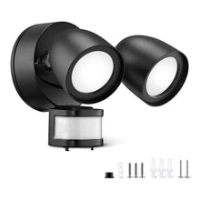 Carica l'immagine nel visualizzatore di Gallery, Amazon Basics Lampada da Esterno con Sensore di Movimento, Colore Nero, Confezione da 1 [Classe Energetica D]