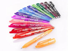 Carica l'immagine nel visualizzatore di Gallery, PILOT - Confezione da 1 Frixion Ball + 1 set di 3 ricariche - Penna cancellabile con inchiostro termosensibile - Penna roller ricaricabile realizzata in plastica riciclata - Rosso - Punta media