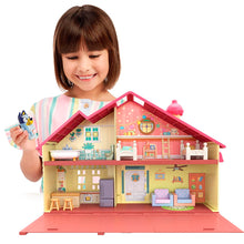 Carica l'immagine nel visualizzatore di Gallery, Bluey 13024, Heeler Family Home Play Set 1 Personaggio ufficiale Action Figure, Playhouse grande 4 camere, accessori per mobili e patio estraibile, Multicolore