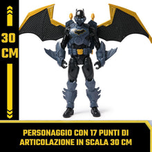 Carica l'immagine nel visualizzatore di Gallery, DC Comics, Action Figure Batman Adventures Night Sky, Alto 30 cm con Ali Espandibili, 17 Punti di Articolazione, 7 Accessori e Lancia Proiettili. Giocattoli per Bambini e Bambine, 3+ anni