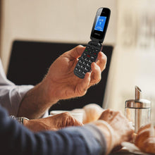 Carica l'immagine nel visualizzatore di Gallery, GSM Telefono Cellulare per Anziani, Telefono Cellulare a Conchiglia con Tasti Grandi Funzione SOS, Cellulare per Anziani Facile da Usare - Nero