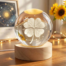 Carica l'immagine nel visualizzatore di Gallery, Sfera di Cristallo 3D, Sfera di Cristallo da 60 mm con Quadrifoglio Portafortuna, con Base in Legno, Inciso in 3D Luce N