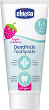 Carica l'immagine nel visualizzatore di Gallery, Chicco Dentifricio Bambini alla Fragola Delicato sui Dentini, Bassa Abrasività, con Fluoro e Xilitolo, Senza Conservanti, Contrasta la Formazione delle Carie e Rimuove la Placca - 50 ml, 1+ Anni