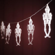 Carica l'immagine nel visualizzatore di Gallery, Lights4fun Luci Decorative Halloween con 10 Scheletri i in Plastica Trasparente, LED Bianco Caldo, a Batterie con Timer,