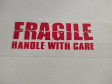 Carica l'immagine nel visualizzatore di Gallery, Set da 6 Pezzi Nastro Silenzioso da Imballaggio con Stampa Fragile Nastro Adesivo 50x50 Pacchi e Superfici Confezione Sc