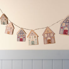 Carica l'immagine nel visualizzatore di Gallery, Lights4fun Catena luminosa con casetta in legno, 10 LED - 1,30 m