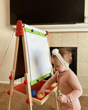 Carica l'immagine nel visualizzatore di Gallery, Hape Lavagna Multiattività, Lavagna per Bambini Double Face Vincitrice di Premi con Cavalletto e Supporto Regolabile in Altezza, Rullo di Carta, Lavagna Bianca, Calamite e Tre Vasetti di Pittura