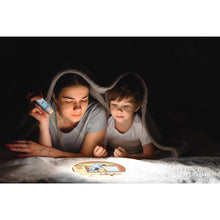 Carica l'immagine nel visualizzatore di Gallery, Lexibook, Bluey, Proiettore di storie e Torcia Bluey, Blu Giallo, LTC050BYLXB