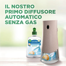 Carica l&#39;immagine nel visualizzatore di Gallery, Airwick Active Fresh Deodorante per Ambienti, Confezione con 1 Diffusore Automatico senza gas, 1 Ricarica alla Fragranza Brezza Marina e Magnolia 228ml, 2 Pile AA, Neutralizza Odori 24/7