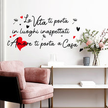 Carica l'immagine nel visualizzatore di Gallery, Adesivo Murale Wall Stickers Frase Citazione Adesivi Murali Decorazione interni LA VITA TI PORTA IN LUOGHI INASPETTATI L'AMORE TI PORTA A CASA Misura 110 x 60 cm Stickerdesign