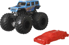 Carica l&#39;immagine nel visualizzatore di Gallery, Hot Wheels- Monster Truck Veicolo a Sorpresa in Scala 1:64 con Ruote Giganti, da Collezione, Giocattolo per Bambini 3+Anni, FYJ44