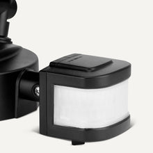 Carica l'immagine nel visualizzatore di Gallery, Amazon Basics Lampada da Esterno con Sensore di Movimento, Colore Nero, Confezione da 1 [Classe Energetica D]