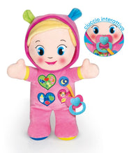 Carica l'immagine nel visualizzatore di Gallery, Baby Clementoni - Alice, la Mia Prima Bambola, Peluche Bambini 10+ Mesi, Centro Attività con Ciuccio e 3 Tasti per Imparare Forme, Numeri, Colori, Parole e Versi degli Animali, Lingua Italiana, 17201