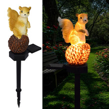 Carica l'immagine nel visualizzatore di Gallery, Energia solare Pinecone scoiattolo luce, decorazione giardino resina carino animale lampada di terra, tramonto senza fil