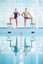 Carica l'immagine nel visualizzatore di Gallery, ARENA Solid Challenge Team Costume Intero Donna, Costume Donna ad Asciugatura Rapida, Costume da Bagno Sportivo in Tessuto MaxLife Eco Resistente al Cloro, Protezione UV, Tessuto Frontale Foderato