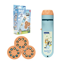 Carica l'immagine nel visualizzatore di Gallery, Lexibook, Bluey, Proiettore di storie e Torcia Bluey, Blu Giallo, LTC050BYLXB