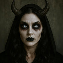 Carica l'immagine nel visualizzatore di Gallery, Funnylens Lenti a contatto colorate Lunatic Bianche Zombie Vampiro morbide comode da indossare e ideali per Halloween o Carnevale senza correzione 1 coppia