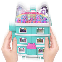 Carica l'immagine nel visualizzatore di Gallery, Polly Pocket - La Casa delle Bambole di Gabby, cofanetto con mini Gabby e 9 accessori, include gli amici gattini Pandy Panda, Dolcetto e Siregatta, giocattolo per bambini, 4+ anni, JFV02