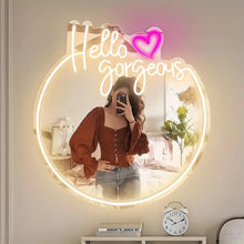 Carica l'immagine nel visualizzatore di Gallery, Hello Gorgeous - Targa al neon per decorazione della casa, specchio illuminato, decorazione da parete, per feste di comp