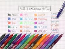 Carica l'immagine nel visualizzatore di Gallery, Pilot - Confezione da 1 Frixion Ball + 1 set di 3 ricariche - Penna cancellabile con inchiostro termosensibile - Penna roller ricaricabile realizzata in plastica riciclata - Blu - Punta media