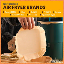 Carica l&#39;immagine nel visualizzatore di Gallery, PORTENTUM Carta forno per friggitrice ad aria 100 pezzi Food-Grade BPA Free 20 x 20 x 4,5 cm Carta Air Fryer Quadrata - Ideale per una cottura sana