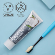 Carica l'immagine nel visualizzatore di Gallery, Biomed Dentifricio naturale al cocco Superwhite per sbiancamento delicato, gusto tropicale - 100 g (confezione da 1) - N