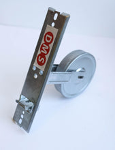 Carica l'immagine nel visualizzatore di Gallery, Avvolgitore per finestrone, 8 mt, interasse fori185 mm, completo di placca inox (SOLO AVVOLGITORE)