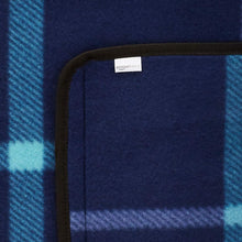Carica l'immagine nel visualizzatore di Gallery, Amazon Basics Coperta da picnic con retro impermeabile, Ufficio, 200 x 200 cm, Studio, Plaid blu scuro