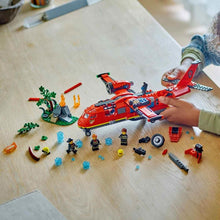 Carica l&#39;immagine nel visualizzatore di Gallery, LEGO City Aereo Antincendio, Giocattolo dei Vigili del Fuoco per Bambini e Bambine da 6 Anni in su, Aeroplano con Portellone Apribile Lancia Elementi Acqua, 3 Minifigure dei Pompieri e Jetpack 60413