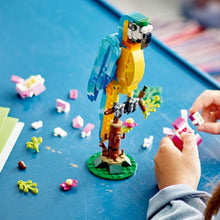 Carica l&#39;immagine nel visualizzatore di Gallery, LEGO Creator Pappagallo Esotico, Set 3 in 1 con Pesce e Rana, Animali Giocattolo da Costruire, Giochi Creativi per Bambini e Bambine da 7 Anni in su con Figure della Giungla, Idee Regalo 31136