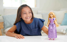 Carica l&#39;immagine nel visualizzatore di Gallery, Mattel Disney Princess - Rapunzel bambola vestita alla moda con capi e accessori scintillanti ispirati al film, giocattolo per bambini, 3+ Anni, HLW03