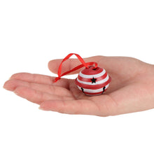 Carica l'immagine nel visualizzatore di Gallery, com-four® 12 decorazioni natalizie da appendere 4 cm Ø - campanelle in metallo da appendere - campanelle decorative in latta come pendenti per finestre, porte e alberi di Natale (verde bianco rosso)