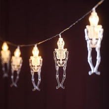 Carica l'immagine nel visualizzatore di Gallery, Lights4fun Luci Decorative Halloween con 10 Scheletri i in Plastica Trasparente, LED Bianco Caldo, a Batterie con Timer,