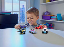 Carica l'immagine nel visualizzatore di Gallery, Fisher-Price DC Batwheels - Set da 5 macchinine in scala 1:55, include Bam Batmobile, Redbird, Kitty, Snowy e Batwing, veicoli die-cast da collezione, giocattolo per bambini, 3+ anni, HML20