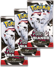 Carica l'immagine nel visualizzatore di Gallery, Pokémon: collezione con adesivi (Gothitelle) dell’espansione Scarlatto e Violetto - Fuoco Bianco del GCC (carta promozionale olografica e tre buste di espansione)