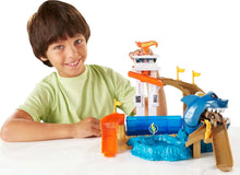 Carica l&#39;immagine nel visualizzatore di Gallery, Hot Wheels- Playset Lo Squalo Sta Attaccando, Pista con Macchinina Cambia Colore, Giocattolo per Bambini 4+Anni, BGK04