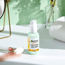 Carica l&#39;immagine nel visualizzatore di Gallery, Garnier Siero in Crema Vitamina C SkinActive, 2 in 1 Siero Vitamina C e Crema Idratante SPF25, Anti-Macchie e Illuminante, Non unge, Adatto a Tutti i Tipi di Pelle, 50 ml