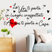 Carica l'immagine nel visualizzatore di Gallery, Adesivo Murale Wall Stickers Frase Citazione Adesivi Murali Decorazione interni LA VITA TI PORTA IN LUOGHI INASPETTATI L'AMORE TI PORTA A CASA Misura 110 x 60 cm Stickerdesign