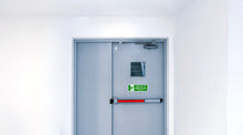 Carica l'immagine nel visualizzatore di Gallery, 2 Adesivi USCITA DI EMERGENZA, Mis: 30x10 cm, in PVC Morbido, laminato anti UV, Cartello uscita di sicurezza, in Italian